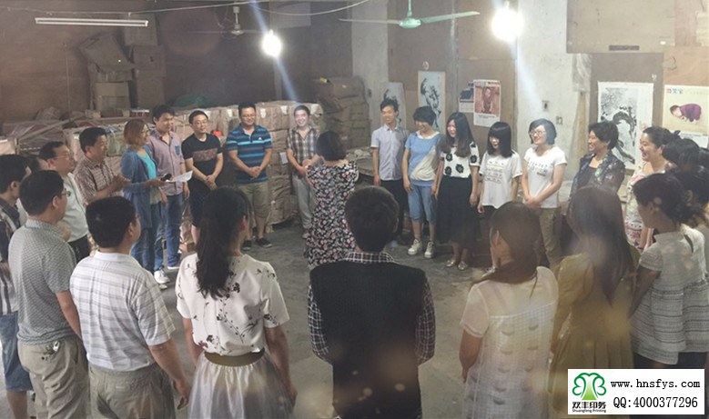 河南印刷廠晨會主持人PK失敗,20個下蹲