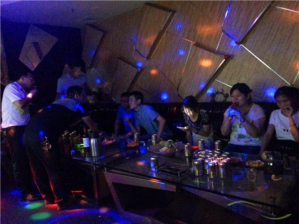 雙豐印務績效激勵班畢業(yè)后在KTV唱歌