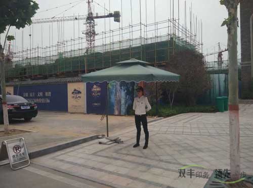 溪地美女警衛(wèi)的標(biāo)準(zhǔn)站姿！