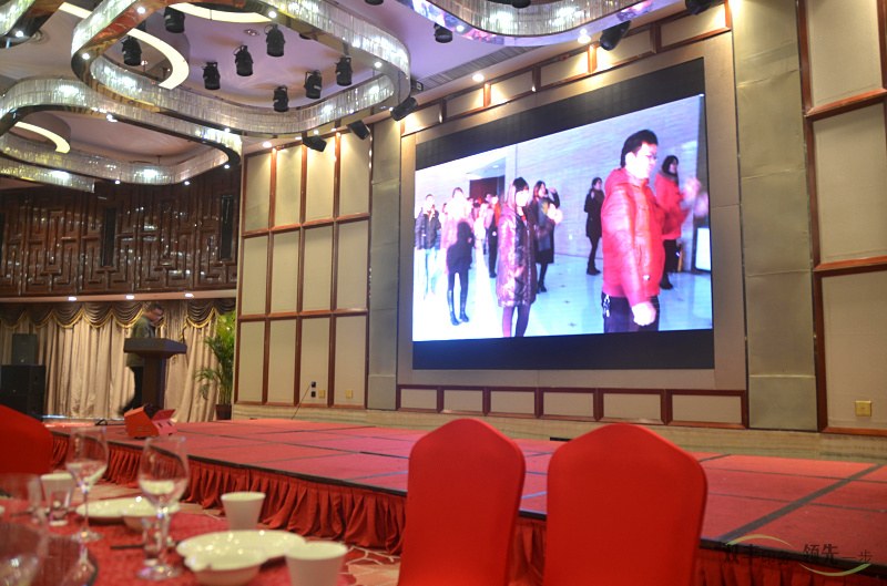 會場大屏幕放著雙豐印務(wù)晨會的宣傳片