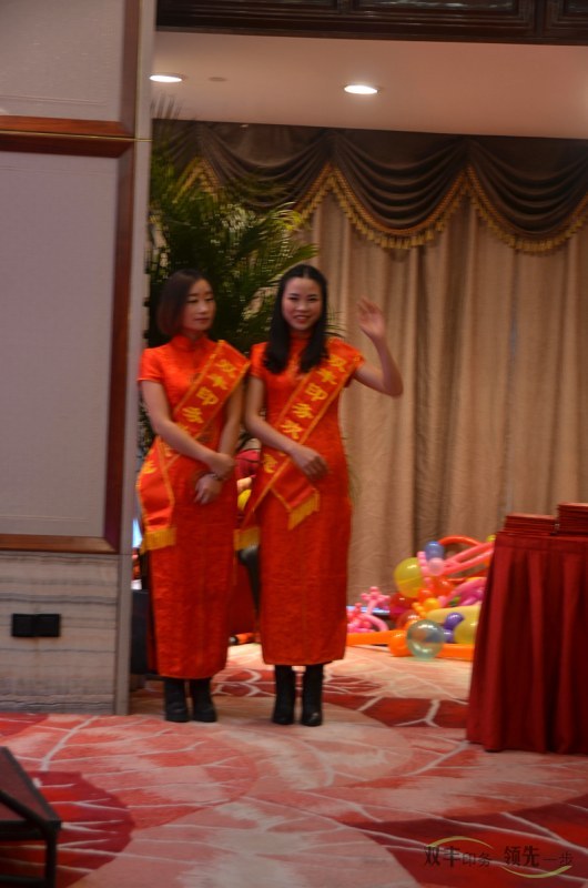 門口的迎賓，是我們雙豐印務(wù)的美女